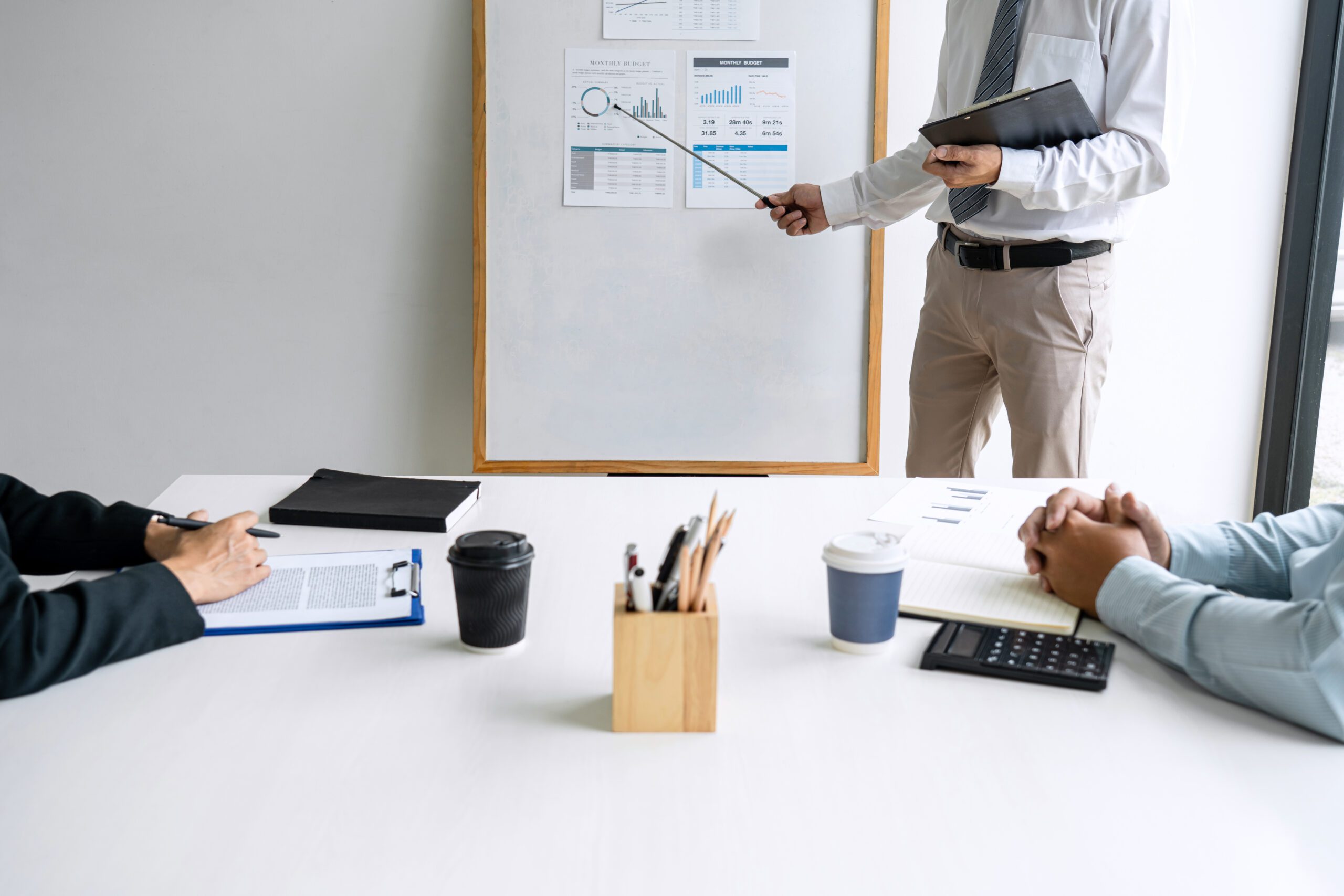 Team reviewing project performance charts during a planning meeting, representing Chema Foam’s project & execution services 